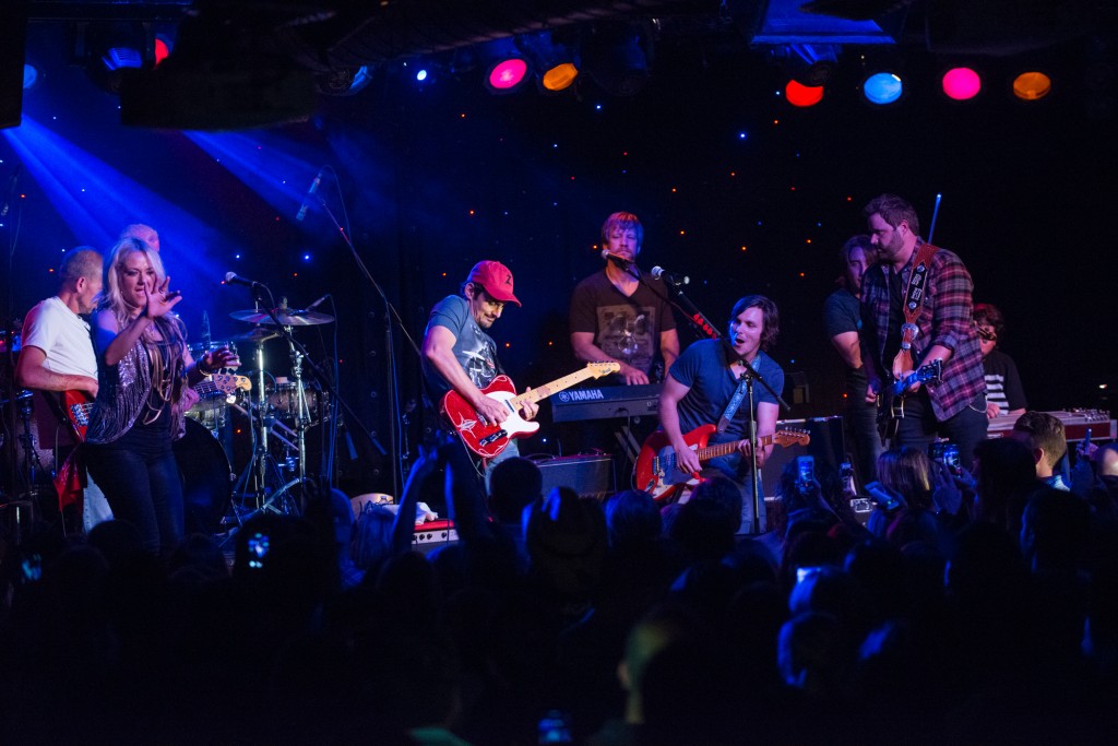 Photo (l-r:) Leah Turner, Brad Paisley, Charlie Worsham, Randy Houser (Photo Credit: Ben Enos)