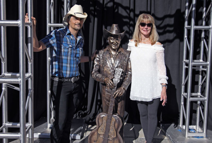 Brad Paisley Little Jimmy Dickens Statue Ryman Auditorium